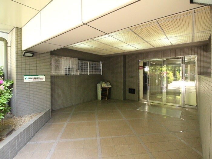 物件外観写真6　(エントランス部分)