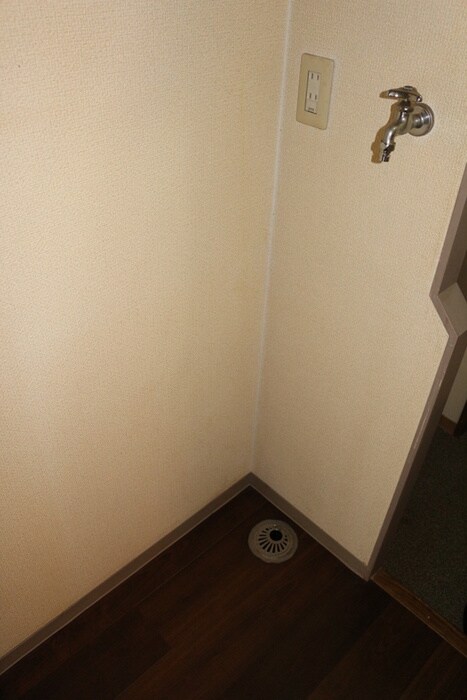 物件内観写真10　(洗濯機置場)