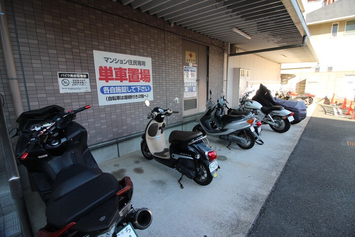 物件外観写真3　(バイク置き場)