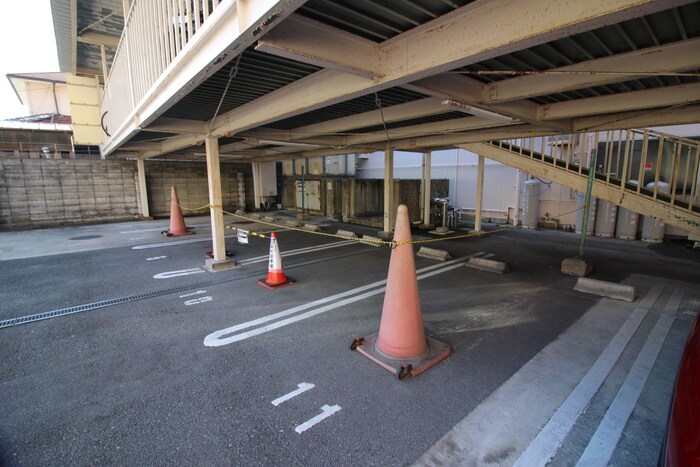 物件外観写真6　(駐車場)