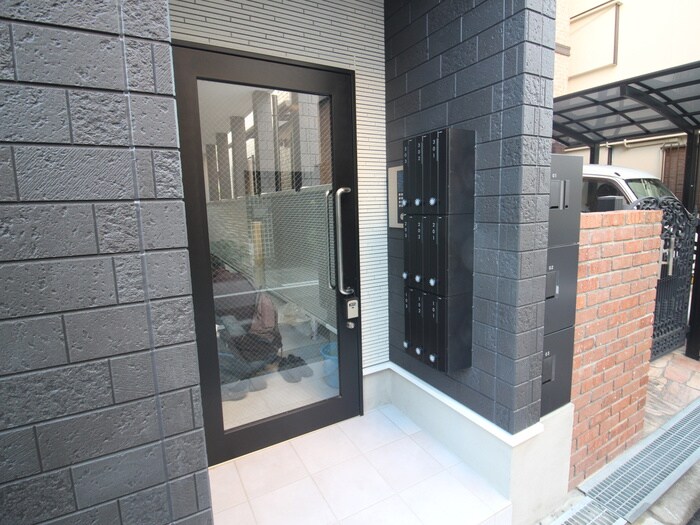 物件外観写真2　(エントランス部分)