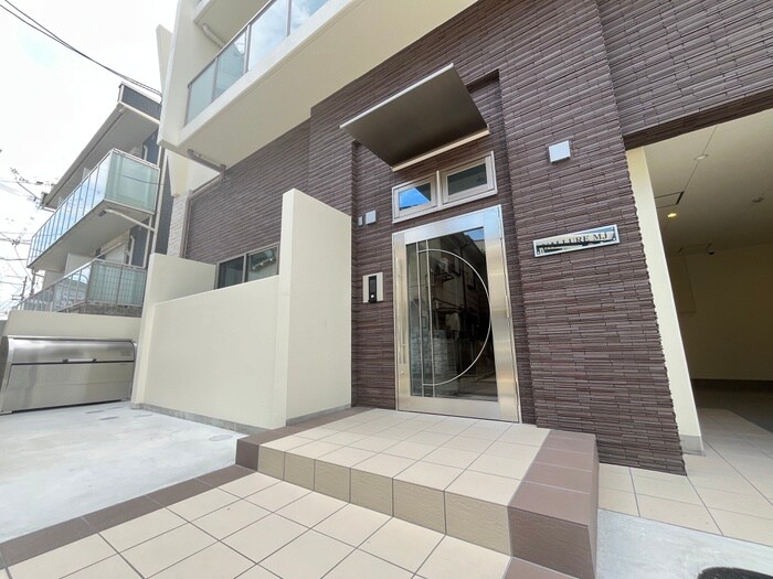 物件外観写真3　(エントランス部分)