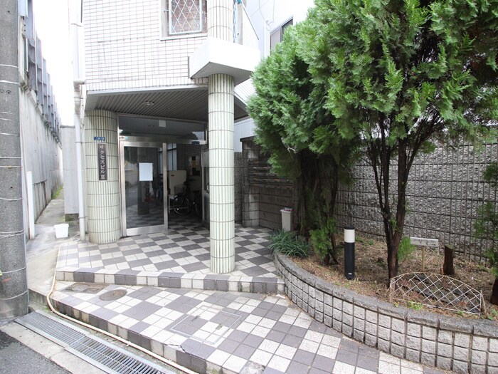 物件外観写真4　(エントランス部分)