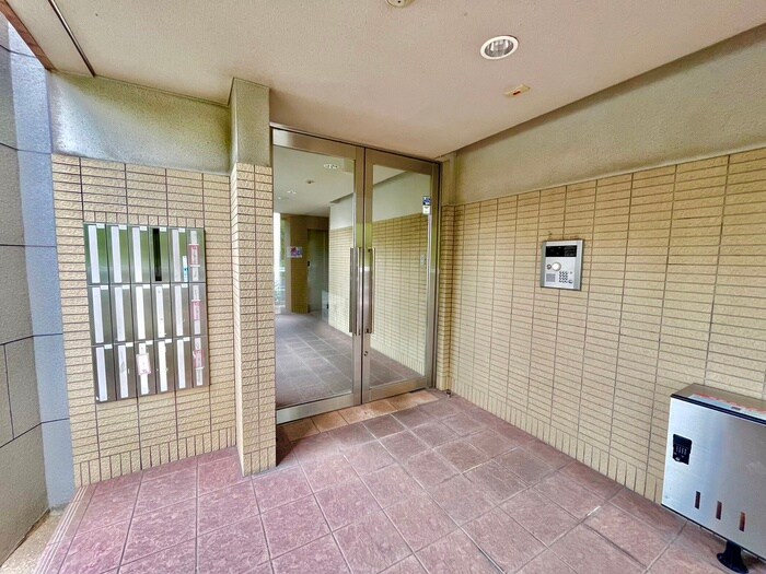 物件外観写真2　(エントランス部分)