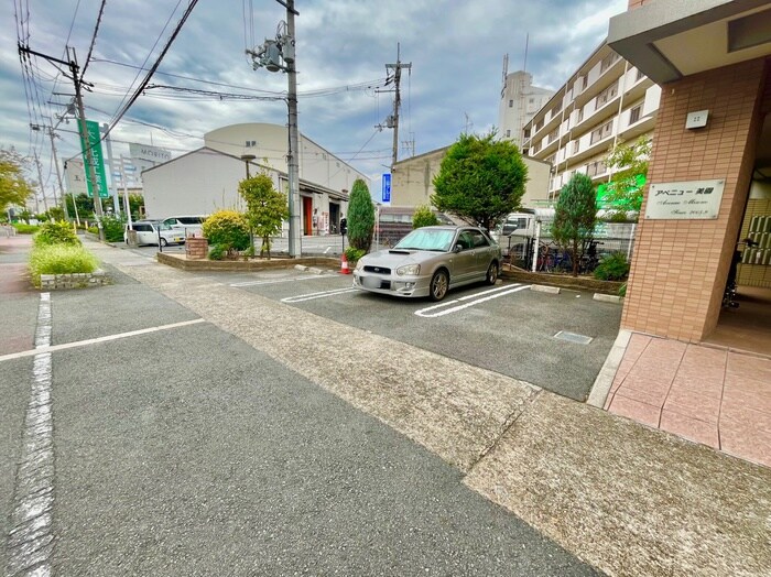 物件外観写真4　(駐車場)