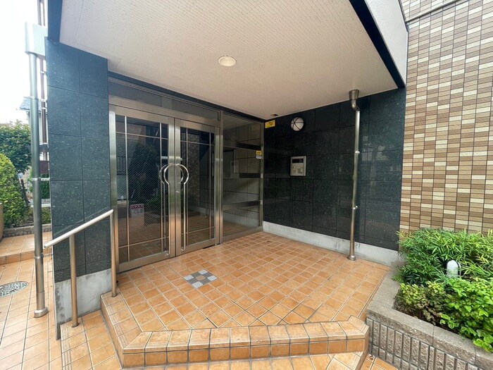 物件外観写真3　(エントランス部分)