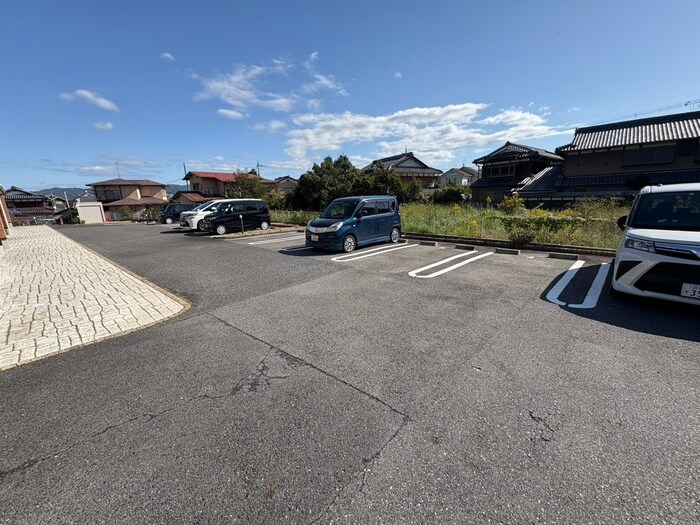 物件外観写真2　(駐車場)