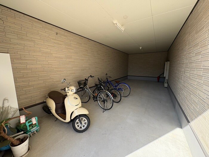 物件外観写真3　(駐輪場)