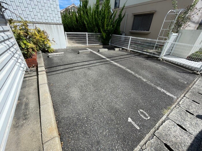 物件外観写真5　(駐車場)