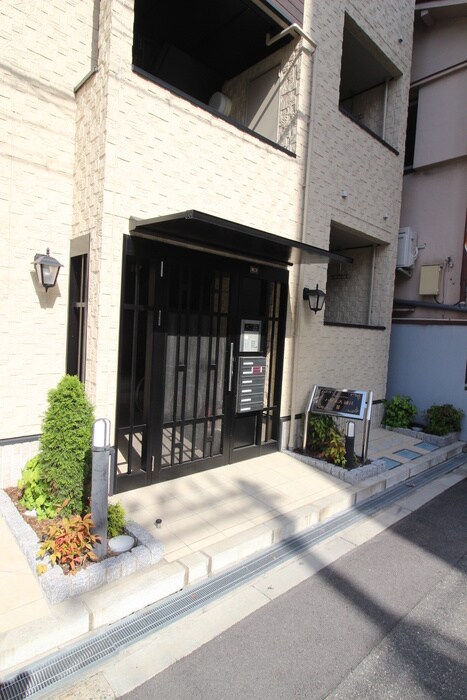 物件外観写真4　(エントランス部分)
