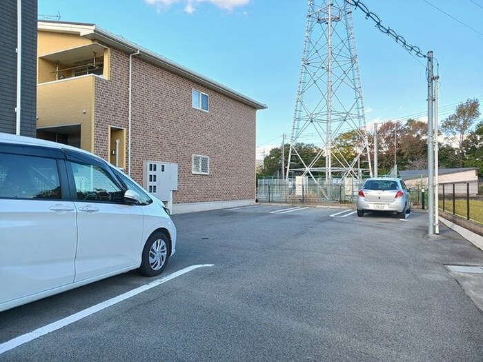 物件外観写真3　(駐車場)