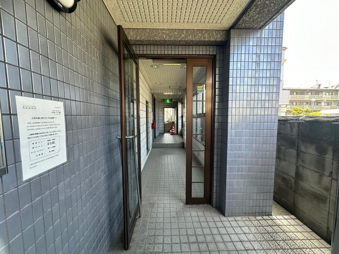 物件外観写真3　(エントランス部分)