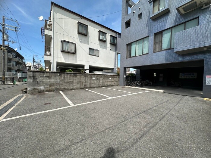 物件外観写真5　(駐車場)