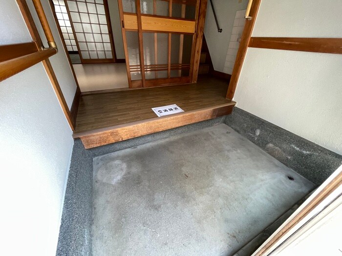 物件内観写真4　(玄関)