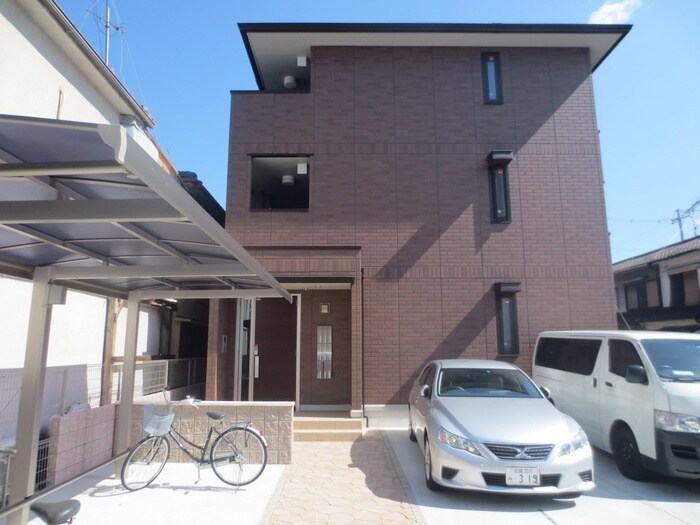 物件外観写真2　(エントランス部分)