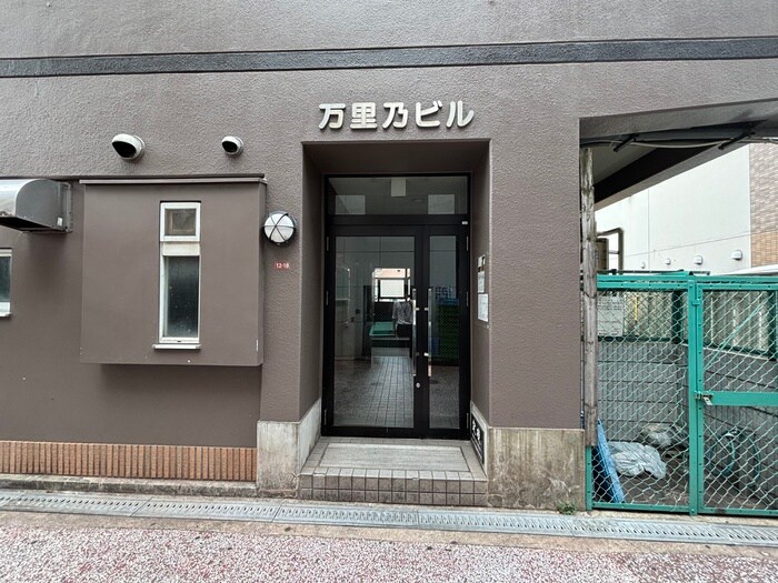 物件外観写真4　(エントランス部分)