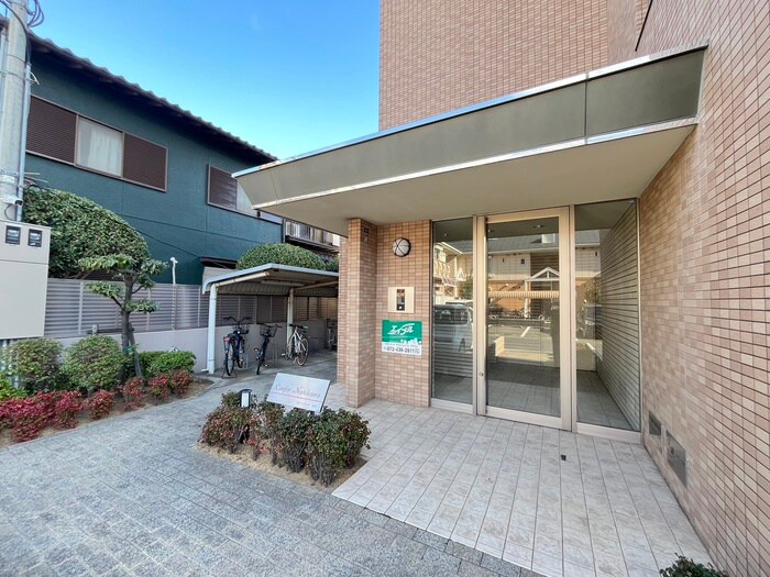 物件外観写真6　(エントランス部分)