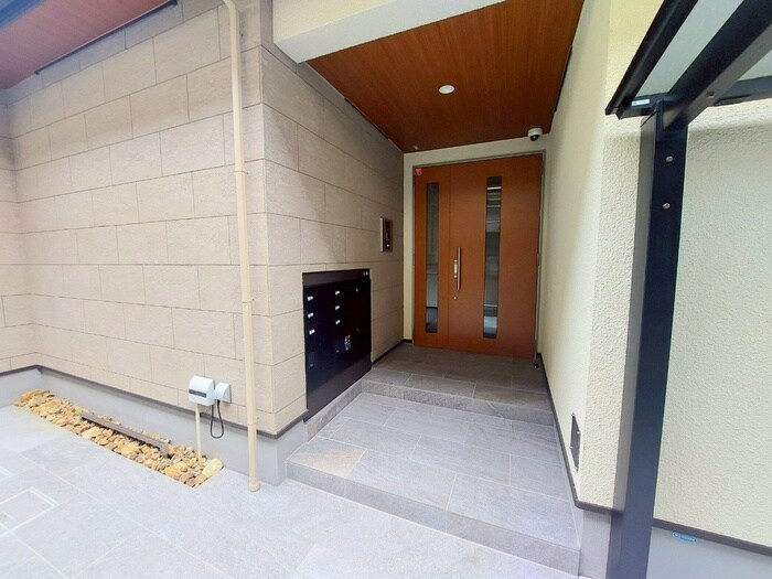 物件外観写真3　(エントランス部分)