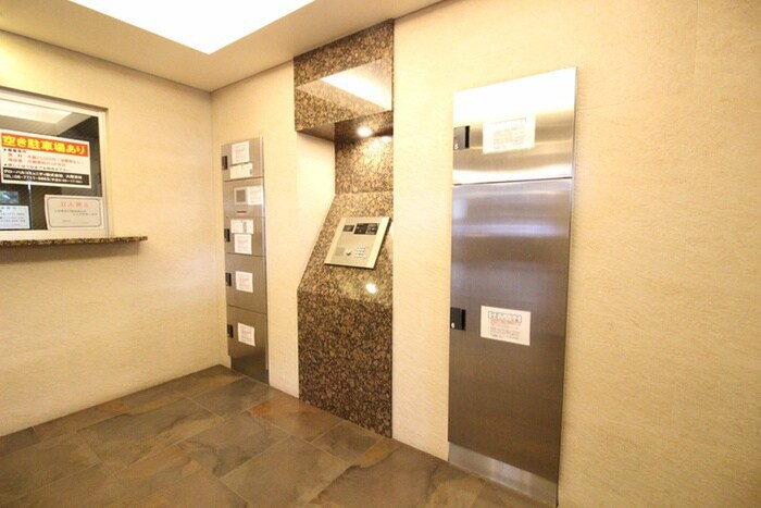 物件外観写真2　(エントランス部分)