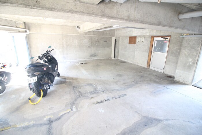 物件外観写真4　(駐車場)