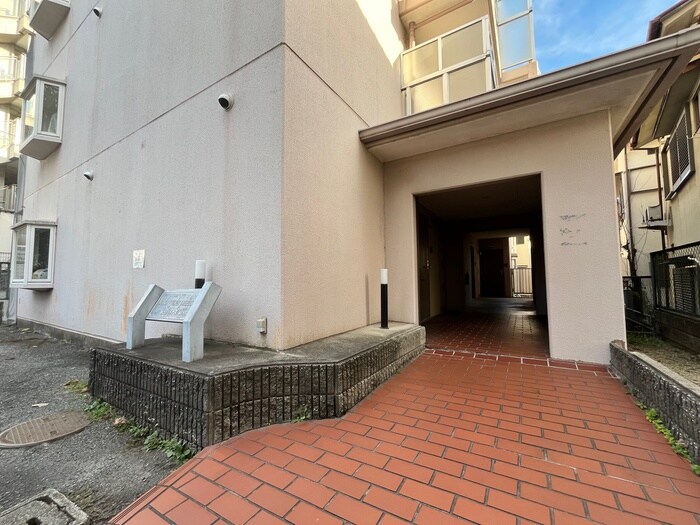 物件外観写真4　(エントランス部分)