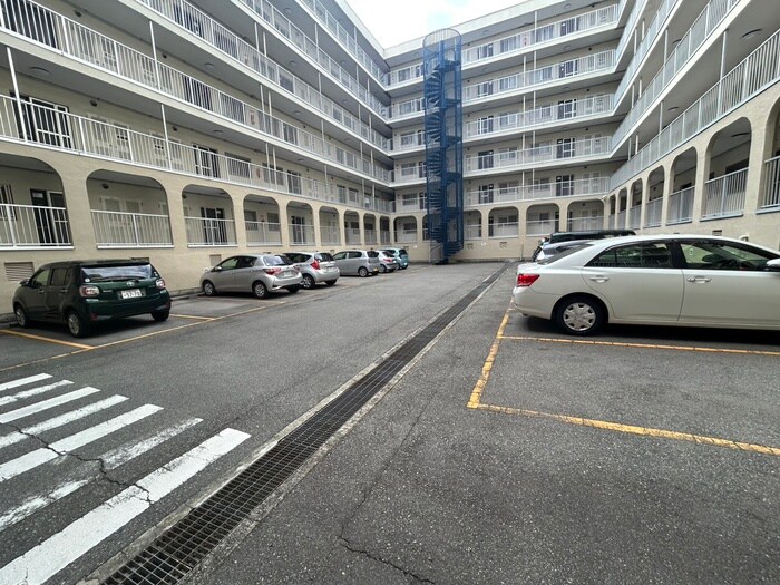 物件外観写真3　(駐車場)