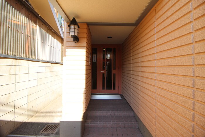 物件外観写真2　(エントランス部分)