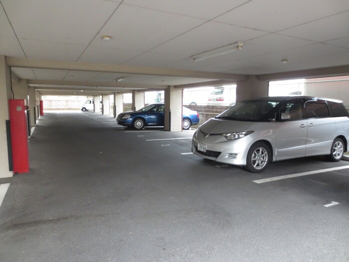 物件外観写真4　(駐車場)