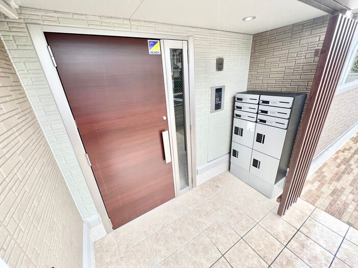 物件外観写真2　(エントランス部分)