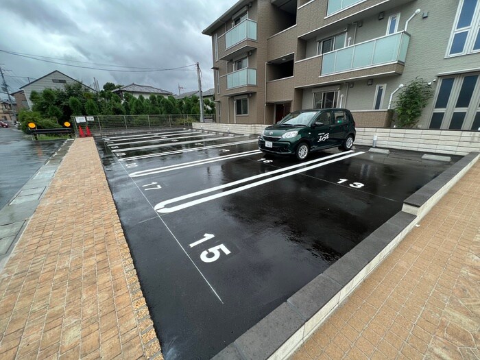 物件外観写真4　(駐車場)