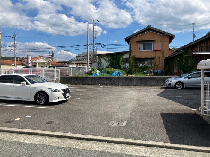 物件外観写真4　(駐車場)