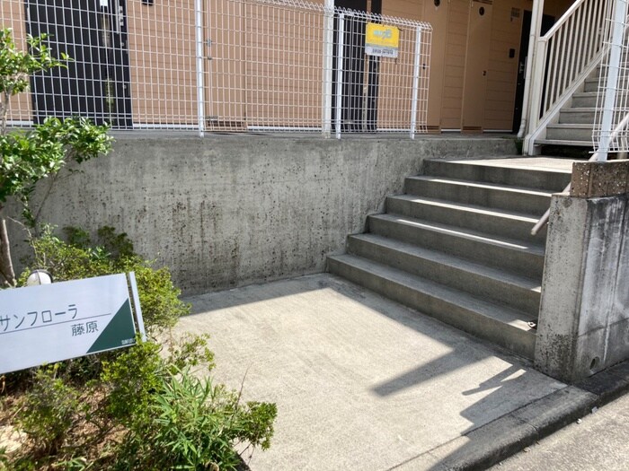 物件外観写真5　(エントランス部分)