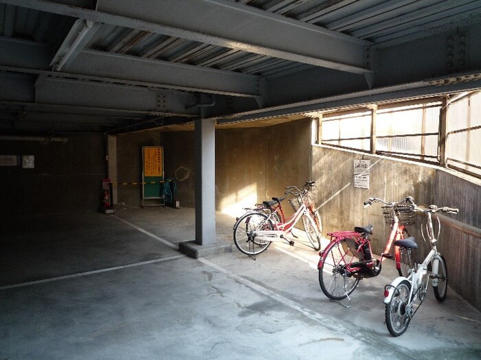 物件外観写真3　(駐輪場)