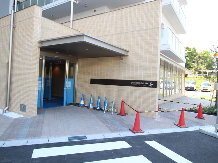 物件外観写真2　(エントランス部分)