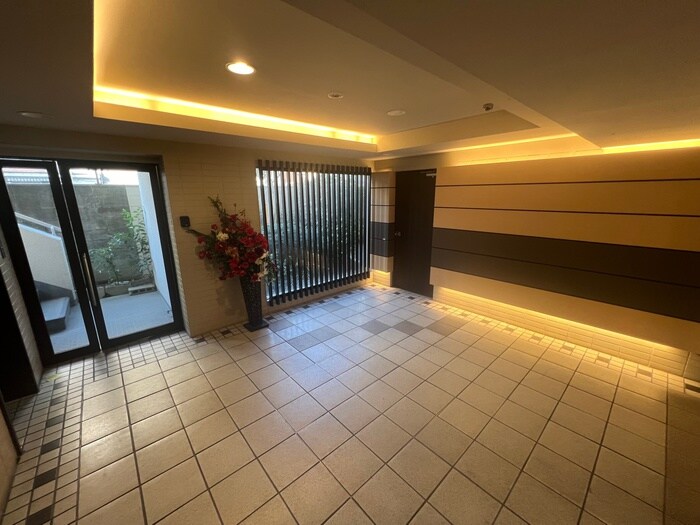 物件外観写真2　(エントランス部分)