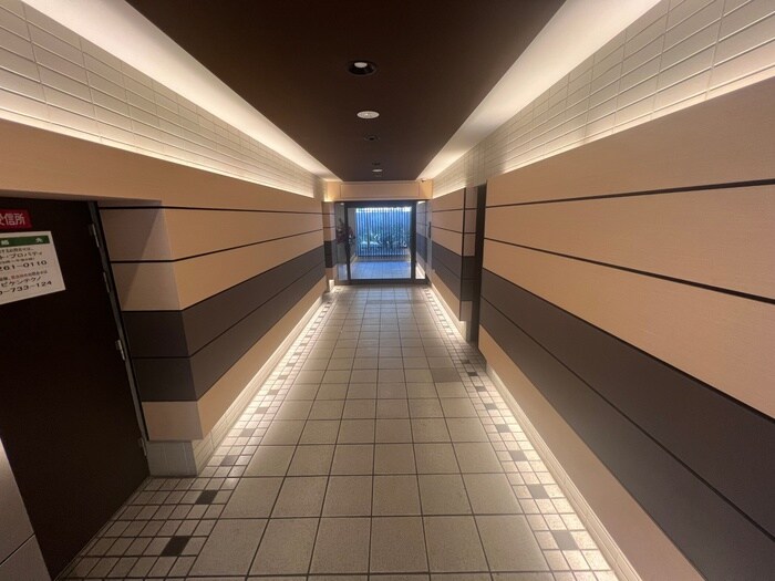 物件外観写真4　(エントランス部分)