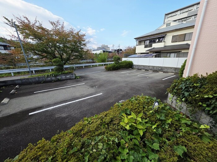 物件外観写真5　(駐車場)