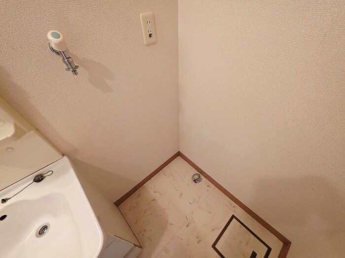 物件内観写真12　(洗濯機置場)