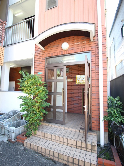 物件外観写真2　(エントランス部分)