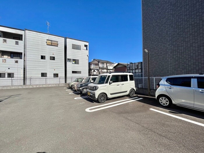 物件外観写真5　(駐車場)