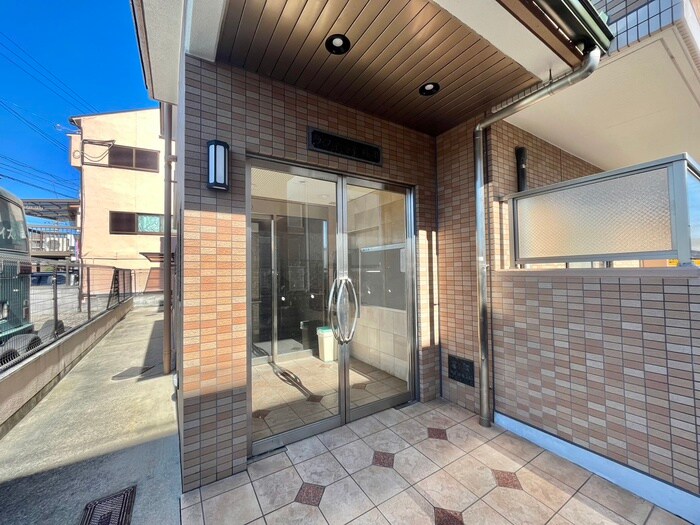 物件外観写真6　(エントランス部分)