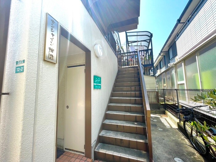 物件外観写真2　(エントランス部分)