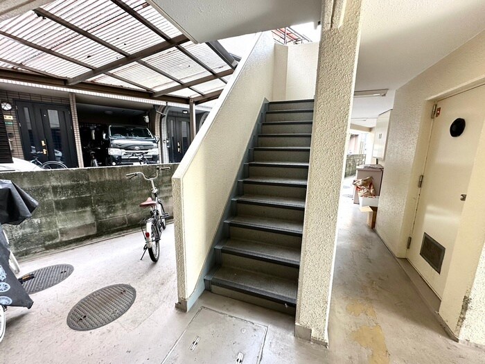 物件外観写真6　(エントランス部分)