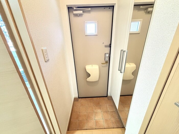 物件内観写真16　(玄関)