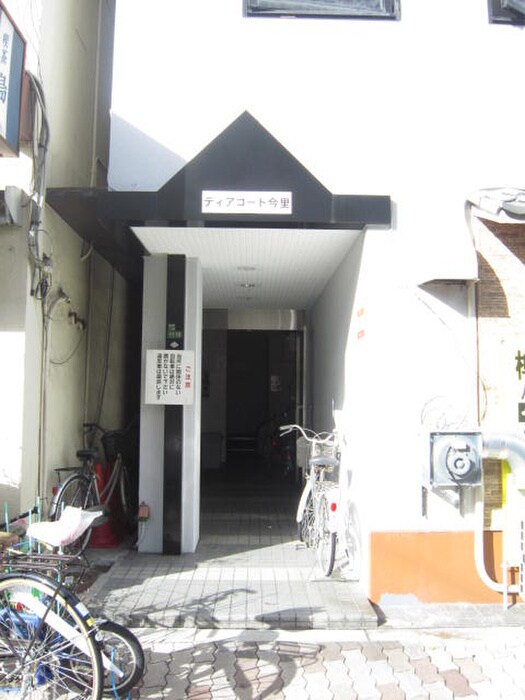 物件外観写真3　(エントランス部分)