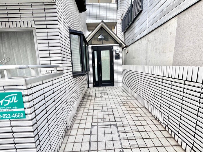 物件外観写真3　(エントランス部分)