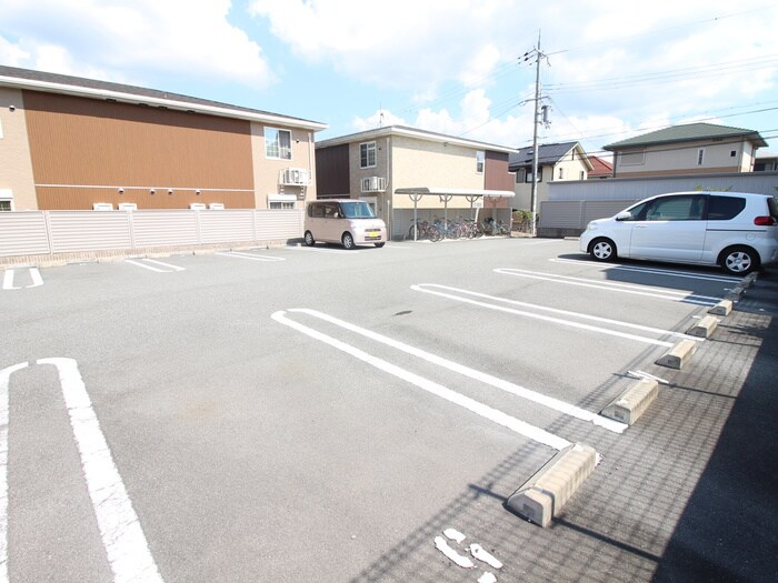 物件外観写真5　(駐車場)