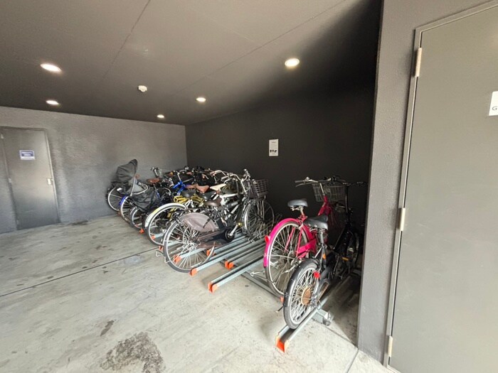 物件外観写真4　(駐輪場)