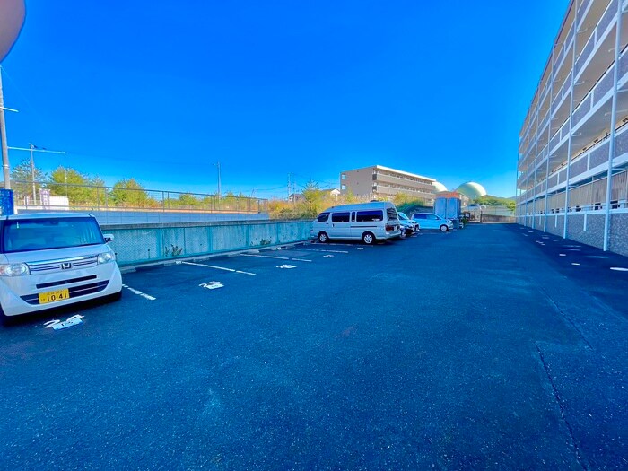物件外観写真4　(駐車場)