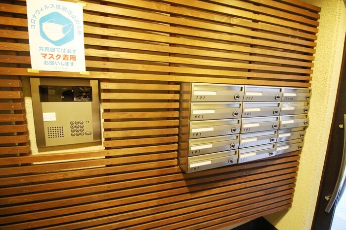 物件外観写真6　(エントランス部分)